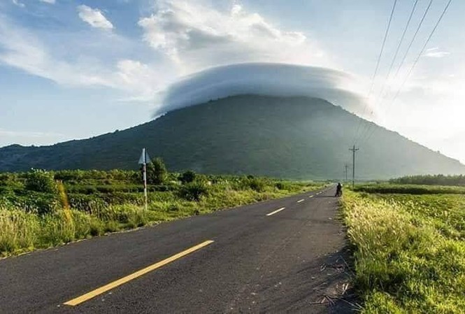 Lên đỉnh ‘nóc nhà Đông Nam Bộ’ chỉ mất 8 phút Núi Bà Đen Tây Ninh nhìn từ xa. Ảnh: M.L
