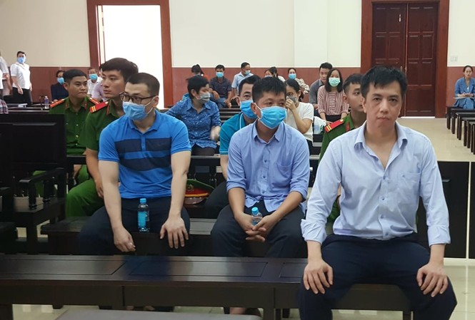 Khởi tố nguyên Phó Cục trưởng Cục Quản lý Dược Bộ Y tế Các bị cáo trong vụ buôn lậu thuốc ung thư giả VN Pharma. Ảnh: Tân Châu.