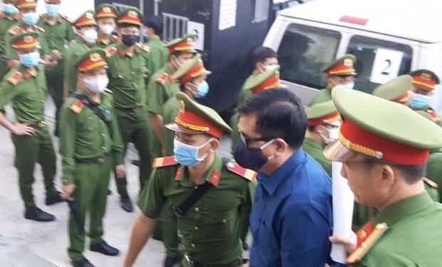 Cảnh sát áp giải cựu Bộ trưởng Đinh La Thăng cùng 18 bị cáo vào tòa Áp giải cựu Bộ trưởng Đinh La Thăng vào tòa án sáng 14/12. Ảnh: Tân Châu