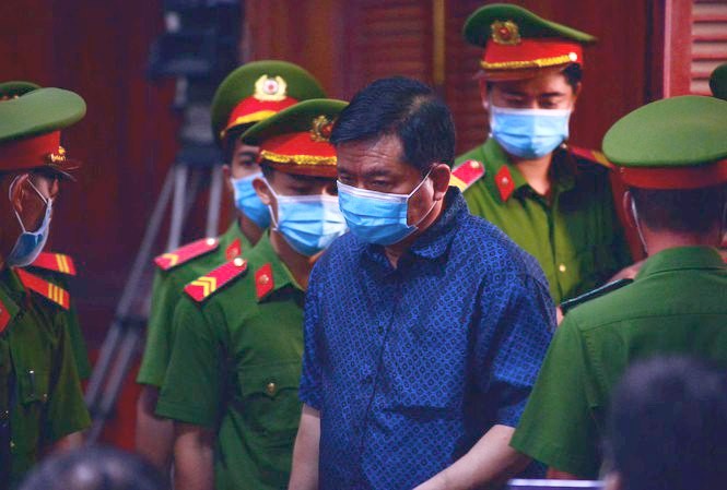 Cựu Bộ trưởng Đinh La Thăng phản bác cáo trạng Cựu Bộ trưởng GTVT - bị cáo Đinh La Thăng tại phiên tòa sáng nay 16/12. Ảnh: Tân Châu.