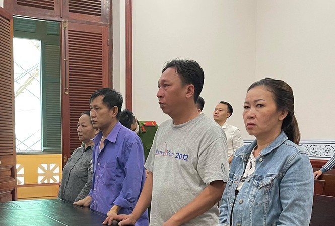 Lừa đảo chiếm đoạt tài sản, một cựu cán bộ Công an TPHCM bị phạt 8 năm tù Phạm Quang Tiến (áo xanh, thứ 3 phải sang) tại phiên tòa.