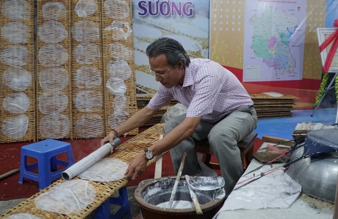 Lễ hội Văn hóa - Du lịch Nghề làm Bánh tráng phơi sương Du khách trải nghiệm trực tiếp làm bánh tráng tại lễ hội.