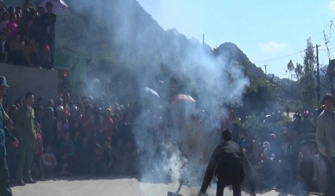 Video: Thót tim lễ hội nhảy lửa của dân tộc Dao tại Hà Giang Video: Thót tim lễ hội nhảy lửa của dân tộc Dao tại Hà Giang
