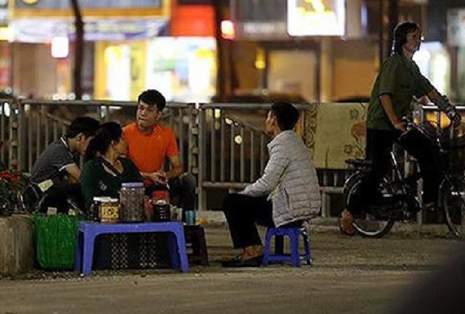 Hàng quán chiếm dụng đường cho người đi bộ ven sông Tô Lịch Hàng quán chiếm dụng đường cho người đi bộ ven sông Tô Lịch