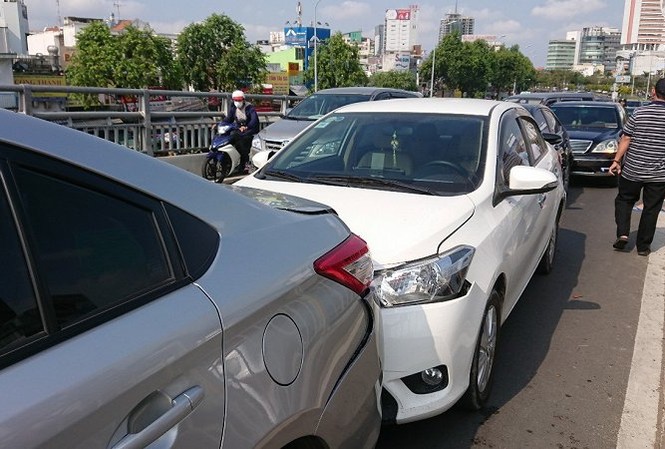 Video: Hiện trường 7 ô tô tông liên hoàn trên cầu vượt ở TP.HCM Video: Hiện trường 7 ô tô tông liên hoàn trên cầu vượt ở TP.HCM