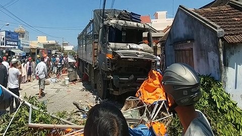 Xe tải mất lái càn quét hàng loạt hàng quán bên đường Xe tải mất lái càn quét hàng loạt hàng quán bên đường