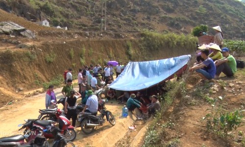 Hơn trăm người lập chốt chặn xe chở rác vào bãi ở Lai Châu Hơn trăm người lập chốt chặn xe chở rác vào bãi ở Lai Châu