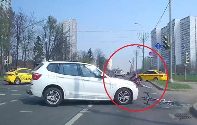 Đạp xe vượt đèn đỏ, thanh niên bị ôtô đâm lộn nhào Đạp xe vượt đèn đỏ, thanh niên bị ôtô đâm lộn nhào