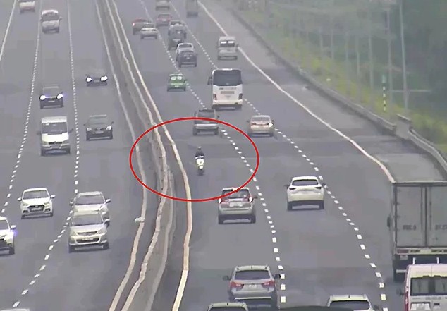Xe máy đi ngược chiều 10 km trên cao tốc Hà Nội - Hải Phòng Hình ảnh cắt từ camera.