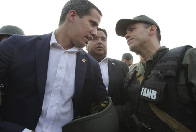 Sau đảo chính bất thành, điều gì đang chờ Venezuela? Lãnh đạo đối lập Juan Guaido đứng cùng một sĩ quan quân đội bên ngoài căn cứ quân sự ở Caracas hôm 30/4. (Ảnh: AP)