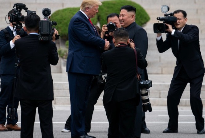 Sẽ là gì sau cuộc gặp đầy ngẫu hứng Trump – Kim? Tổng thống Mỹ Donald Trump và Chủ tịch Triều Tiên Kim Jong Un trong dịp gặp mặt tại DMZ hôm 30/6. (Ảnh: Reuters)