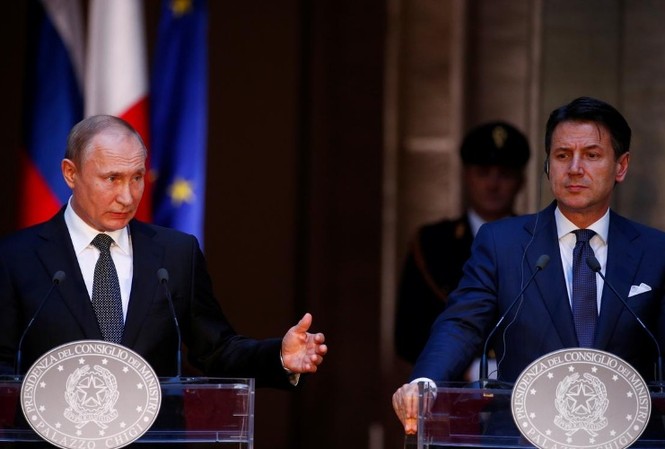Tổng thống Nga Putin nhờ Italia giúp hàn gắn quan hệ với EU Tổng thống Nga Vladimir Putin và Thủ tướng Italia Giuseppe Conte trong cuộc họp báo chung ngày 4/7 tại Rome. (Ảnh: Reuters)