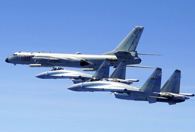 Trung Quốc bất ngờ đưa tiêm kích Su-35 nâng cấp ra biển Đông tập trận Hai chiếc Su-35 và một máy bay ném bom H-6K của Trung Quốc bay gần Đài Loan. (Ảnh: AP)