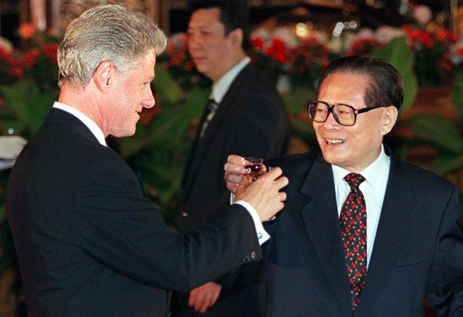 Tranh chấp tiền tệ với Mỹ có thể là cơ hội cho Trung Quốc Tổng thống Mỹ Bill Clinton trong cuộc gặp Chủ tịch Trung Quốc Giang Trạch Dân. (Ảnh tư liệu)