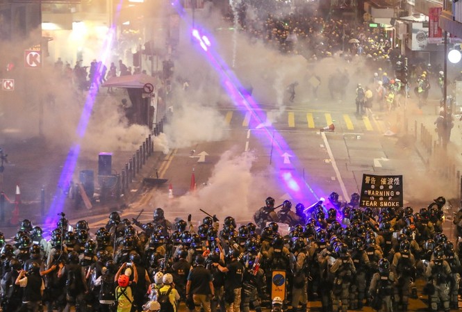Ông Trump gợi ý gặp ông Tập để giải quyết tình hình Hong Kong Quang cảnh hỗn loạn trên đường phố Hong Kong. (Ảnh: SCMP)