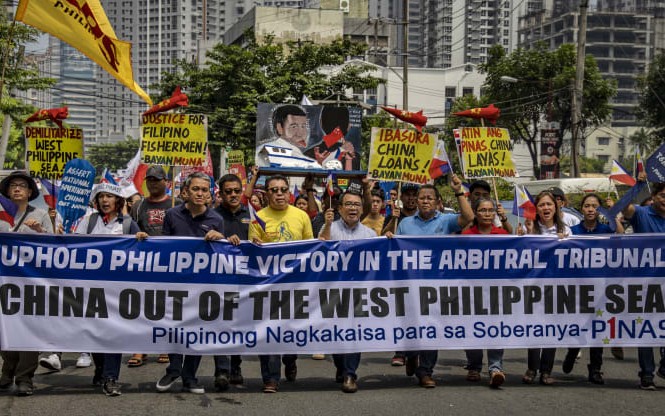 Thăm Trung Quốc, ông Duterte có thể chỉ tìm cách xoa dịu dư luận Một cuộc biểu tình trước đại sứ quán Trung Quốc ở Manila ngày 12/7. (Ảnh: Getty Images