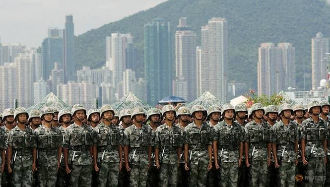 Giữa biểu tình, Trung Quốc đưa đội quân mới đến Hong Kong Lực lượng Trung Quốc đồn trú tại Hong Kong tại căn cứ hải quân đảo Stonecutters ngày 30/6/2019. (Ảnh: Reuters)