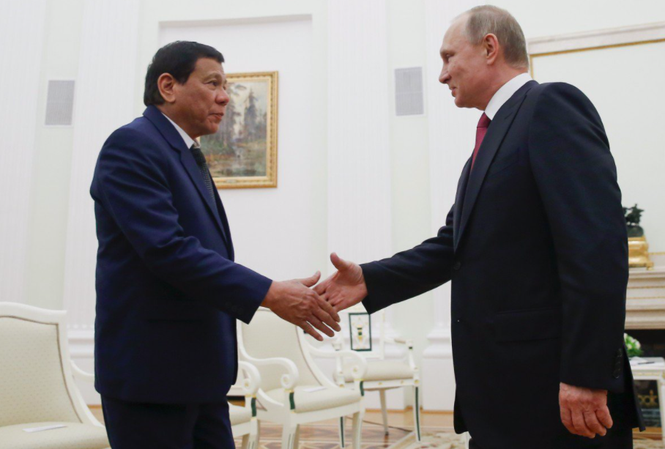 Tổng thống Philippines đi gặp ‘thần tượng’ Putin Tổng thống Duterte và Tổng thống Putin trong cuộc gặp năm 2017. (Ảnh: AP)