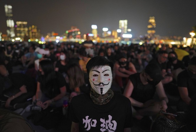 Hong Kong ban lệnh cấm người biểu tình đeo khẩu trang? Một người Hong Kong đeo mặt nạ tham gia biểu tình cuối tuần qua. (Ảnh: AP)
