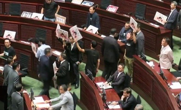 Bị ‘chặn họng’, lãnh đạo Hong Kong không thể đọc bài phát biểu quan trọng Quang cảnh hỗn loạn trong cuộc họp của cơ quan lập pháp Hong Kong hôm nay. (Ảnh BBC)