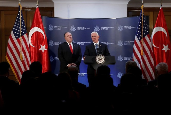 Thổ Nhĩ Kỳ ẵm trọn chiến thắng ở Syria Phó Tổng thống Mỹ Mike Pence và Ngoại trưởng Mike Pompeo phát biểu tại Ankara và thông báo Thổ Nhĩ Kỳ và người Kurd đã đạt được thoả thuận ngừng bắn ở Syria. (Ảnh: Reuters)