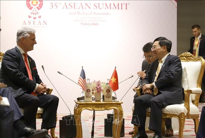 Mỹ đánh giá cao lập trường nhất quán của Việt Nam trong vấn đề biển Đông Phó Thủ tướng, Bộ trưởng Bộ Ngoại giao Phạm Bình Minh và ông Robert Charles O'Brien tại buổi tiếp. (Ảnh: TTXVN)