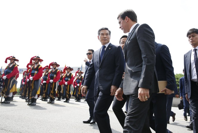 Nhiều người ‘ngã ngửa’ vì ông Trump đòi Hàn Quốc trả mức phí ‘cắt cổ’ Bộ trưởng Quốc phòng Hàn Quốc Jeong Kyeong-doo (trái) đón người đồng cấp Mỹ đến thăm. (Ảnh: AP)