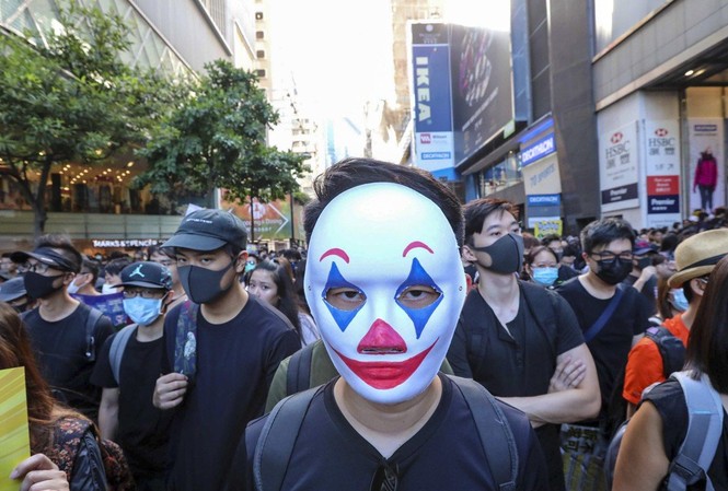 Tòa án Hong Kong tuyên lệnh cấm đeo mặt nạ là vi hiến Người biểu tình Hong Kong đeo mặt nạn để tránh bị nhận dạng. (Ảnh: SCMP)