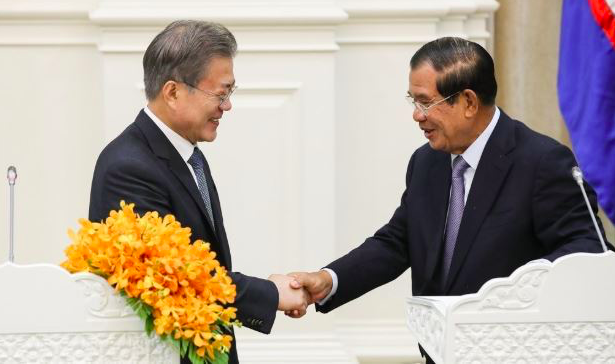Mẹ vợ ốm nặng, Thủ tướng Hun Sen không dự hội nghị ASEAN – Hàn Quốc Tổng thống Hàn Quốc Moon Jae-in và Thủ tướng Campuchia Hun Sen trong cuộc gặp vào tháng 3/2019. (Ảnh: Yonhap)
