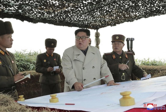 Ông Kim Jong un thăm đảo tiền phương, chỉ đạo bắn pháo Ông Kim Jong Un đi kiểm tra đơn vị trên đảo Changrin. (Ảnh: KCNA)