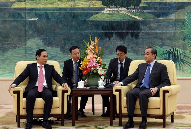 Việt Nam nêu rõ với Trung Quốc lập trường về biển Đông Thứ trưởng Lê Hoài Trung hội kiến Bộ trưởng Ngoại giao Trung Quốc Vương Nghị. (Ảnh: BNG)