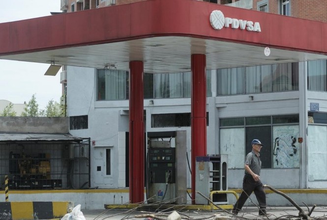 Bị Mỹ trừng phạt, Venezuela đề xuất thanh toán bằng tiền Trung Quốc Một cây xăng bị bỏ không của PDVSA ở San Cristobal, Venezuela. (Ảnh: Reuters)