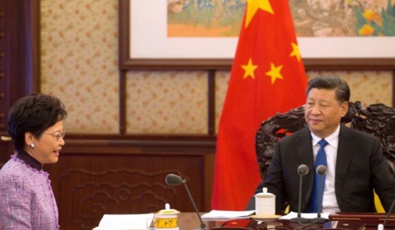 Mọi ánh mắt dồn về chuyến thăm Bắc Kinh của lãnh đạo Hong Kong Trưởng đặc khu Hong Kong Carrie Lam trong cuộc gặp Chủ tịch Trung Quốc Tập Cận Bình vào tháng 12 năm ngoái. (Ảnh: ISD)