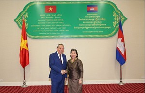 Việt Nam mong Campuchia tiếp tục ủng hộ lập trường chung của ASEAN về biển Đông Phó Thủ tướng Trương Hoà Bình gặp Phó Thủ tướng Campuchia Men Sam On. (Ảnh: VGP)