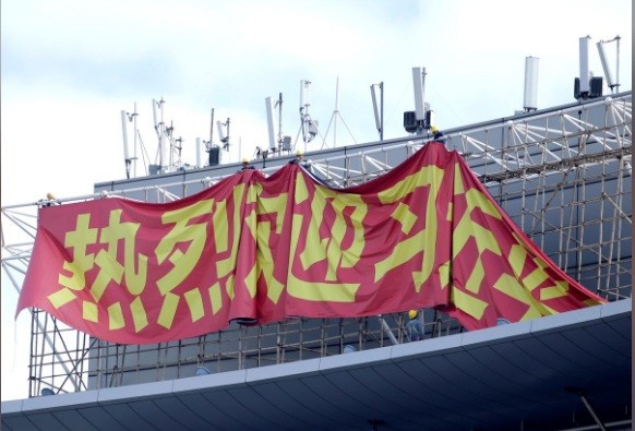 Ông Tập Cận Bình thăm Macau khi Hong Kong rối bời Các công nhân đang treo biểu ngữ chào mừng Chủ tịch Trung Quốc Tập Cận Bình. (Ảnh: Reuters)