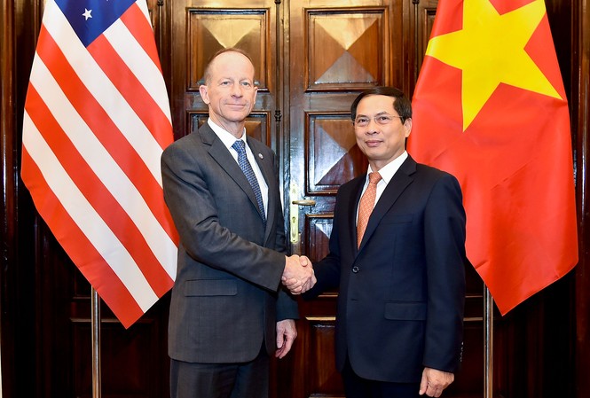 Thăm Việt Nam, Trợ lý Ngoại trưởng Mỹ khẳng định chủ trương về biển Đông Trợ lý ngoại trưởng Mỹ David Stilwell và Thứ trưởng Ngoại giao Bùi Thanh Sơn. (Ảnh: Mofa)