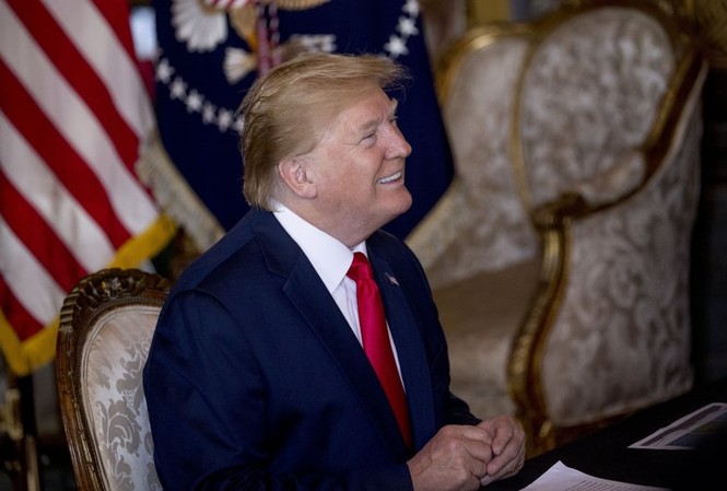 Tổng thống Mỹ Trump nói Triều Tiên có thể tặng ông bình hoa, thay vì tên lửa Ông Trump trong buổi nói chuyện qua truyền hình với các lực lượng vũ trang Mỹ. (Ảnh: AP)