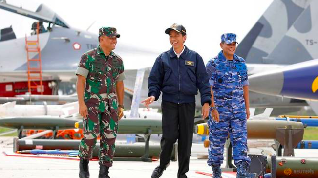 Tàu Trung Quốc không chịu rút, Indonesia điều 4 máy bay chiến đấu ra hiện trường Tổng thống Joko Widodo (giữa) trong chuyến thị sát cuộc diễn tập quân sự ở quần đảo Natura vào tháng 10/2016. (Ảnh: Reuters)