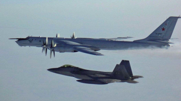 Máy bay trinh sát Nga áp sát lãnh thổ Mỹ Bức ảnh do NORAD đưa ra ngày 9/3 cho thấy máy bay Mỹ đang xua máy bay trinh sát của Nga ở gần bờ biển Alaska
