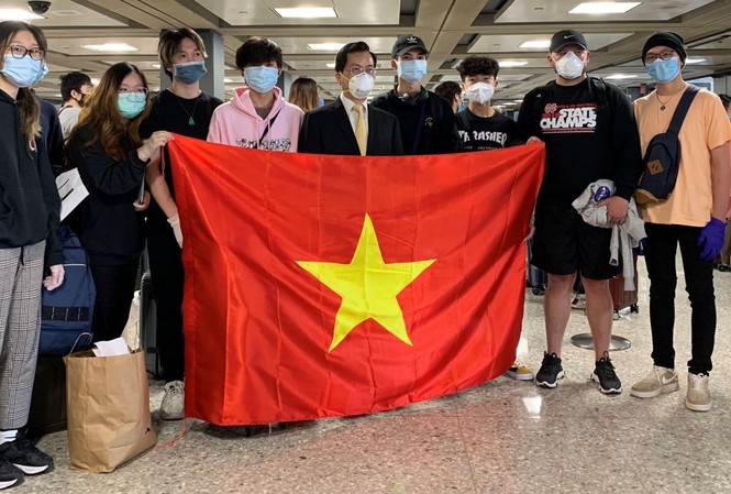 Đưa 340 người Việt ở Mỹ về nước Nhóm công dân Việt Nam tại Mỹ được đưa về nước. (Ảnh: Mofa)