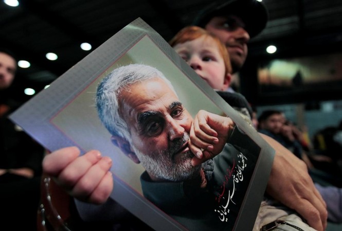 Iran sẽ hành hình gián điệp báo tin cho CIA để giết tướng Soleimani Một em bé cầm bức chân dung tướng Soleimani ở Li-băng hồi tháng 2/2016. (Ảnh: Reuters)