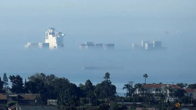 California kiện sắc lệnh đuổi sinh viên quốc tế của chính quyền Trump Một tàu hàng đậu trên vùng biển California hôm 23/4, khi tình hình COVID-19 vẫn diễn biến nghiêm trọng. (Ảnh: Reuters)