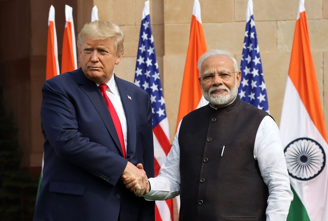 Thủ tướng Ấn Độ gửi lời chúc vợ chồng ông Trump chóng bình phục Thủ tướng Ấn Độ Narendra Modi tiếp Tổng thống Trump trong chuyến thăm Ấn Độ vào tháng 2 năm nay. (Ảnh: Bloomberg)