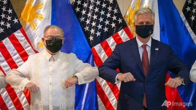 Mỹ cung cấp tên lửa cho Philippines, tái cam kết bảo vệ đồng minh Ông O'Brien (phải) trong buổi lễ bàn giao gnayf 23/11. (Ảnh: AP)