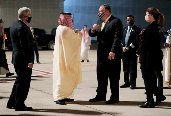 Ông Trump để lại ‘bãi mìn’ ở Trung Đông cho ông Biden Ngoại trưởng Mỹ Mike Pompeo đến sân bay Neom của Ả-rập Xê-út ngày 22/11. (Ảnh: AP)