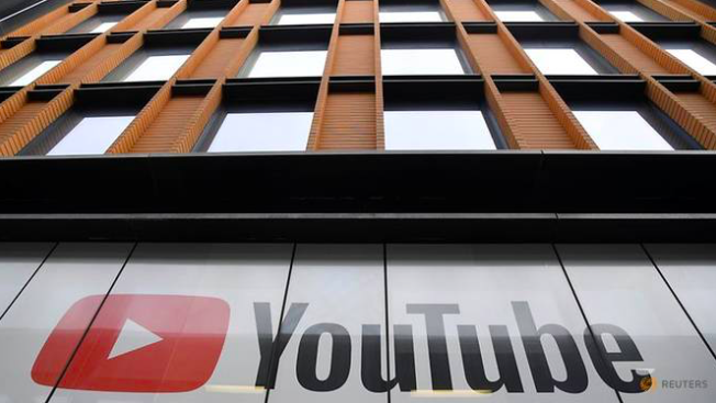 Đến lượt YouTube khoá kênh của ông Trump Biểu tượng của YouTube tại văn phòng ở London, Anh. (Ảnh: Reuters)