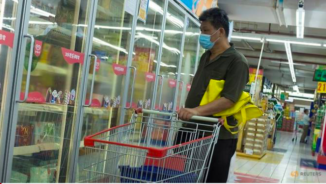 Trung Quốc phát hiện virus corona trên kem Một người đàn ông nhìn tủ chứa thực phẩm đông lạnh trong siêu thị ở Bắc Kinh. (Ảnh: Reuters)