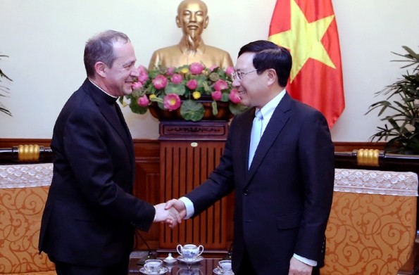 Đoàn Tòa thánh Vatican thăm Việt Nam Phó Thủ tướng Phạm Bình Minh và Thứ trưởng Ngoại giao Tòa thánh Vatican Antoine Camilleri (Ảnh: VGP)