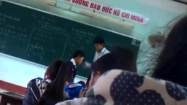 Bình Định yêu cầu xử nghiêm thầy giáo đánh lộn học sinh Ảnh cắt từ clip.