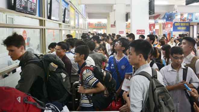 Nhà xe đội giá, nhồi nhét khách dịp lễ Khu vực quầy bán vé ở Bến xe Giáp Bát đông nghẹt người trong chiều 29.4